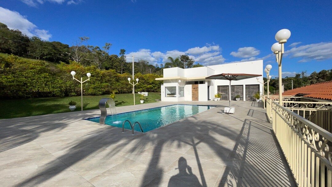 Piscina e Gramado 